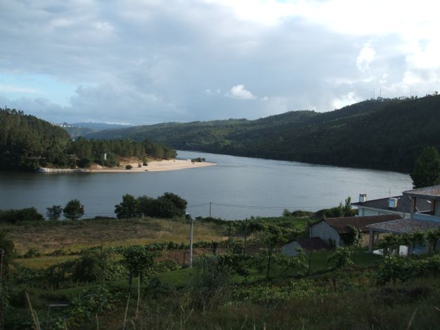Margem do rio Douro entre o Parque de Campismo e o lugar da Varziela